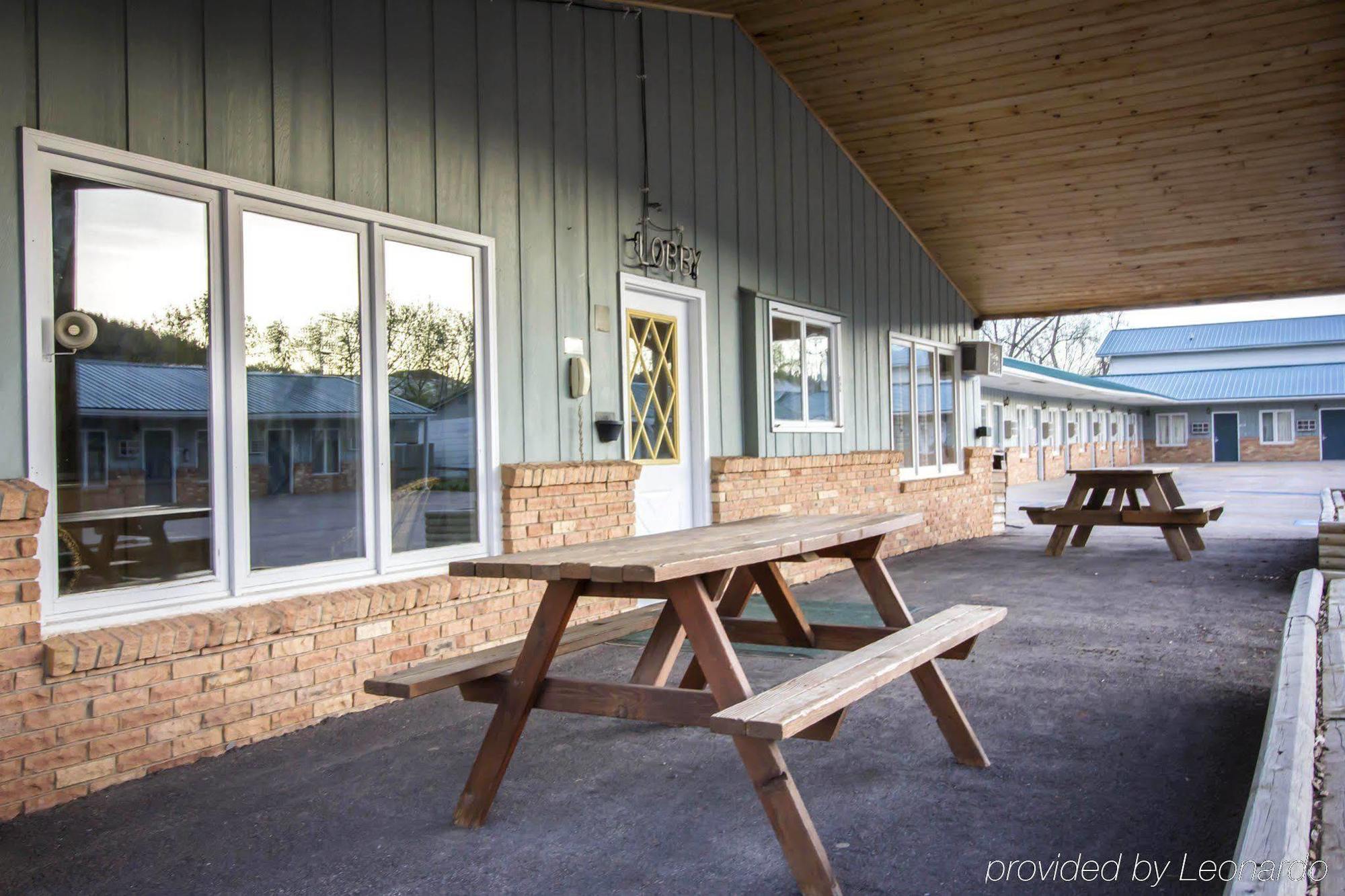 Deer Lodge Motel Sundance Exterior photo