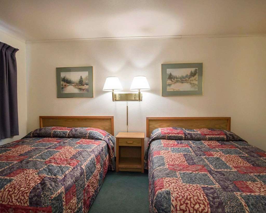 Deer Lodge Motel Sundance Room photo