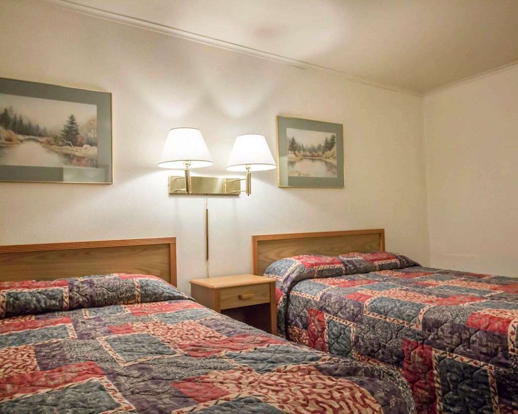 Deer Lodge Motel Sundance Room photo