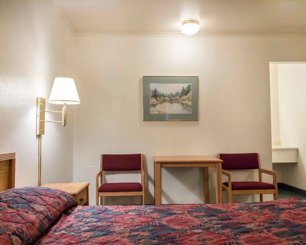 Deer Lodge Motel Sundance Room photo